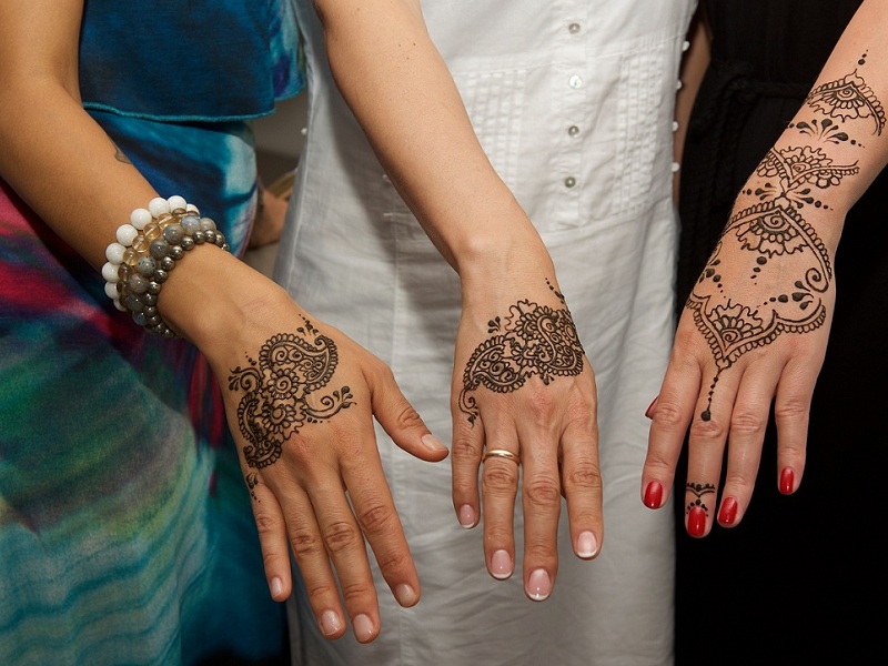 Back Hand Mehndi Designs - Simple Mehndi Designs For Back Hands - HD Wallpaper 