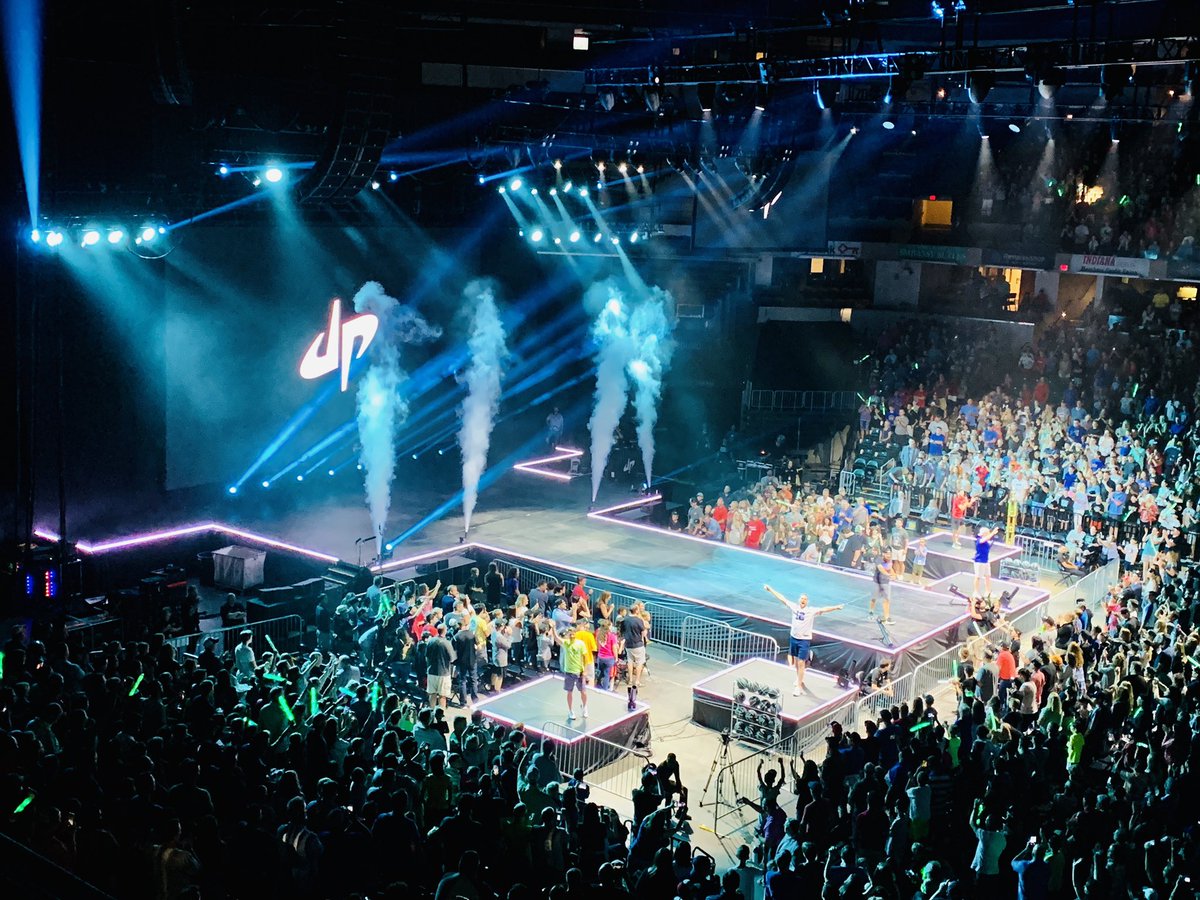 Dude Perfect Tour Crowd 1200x900 Wallpaper teahub.io