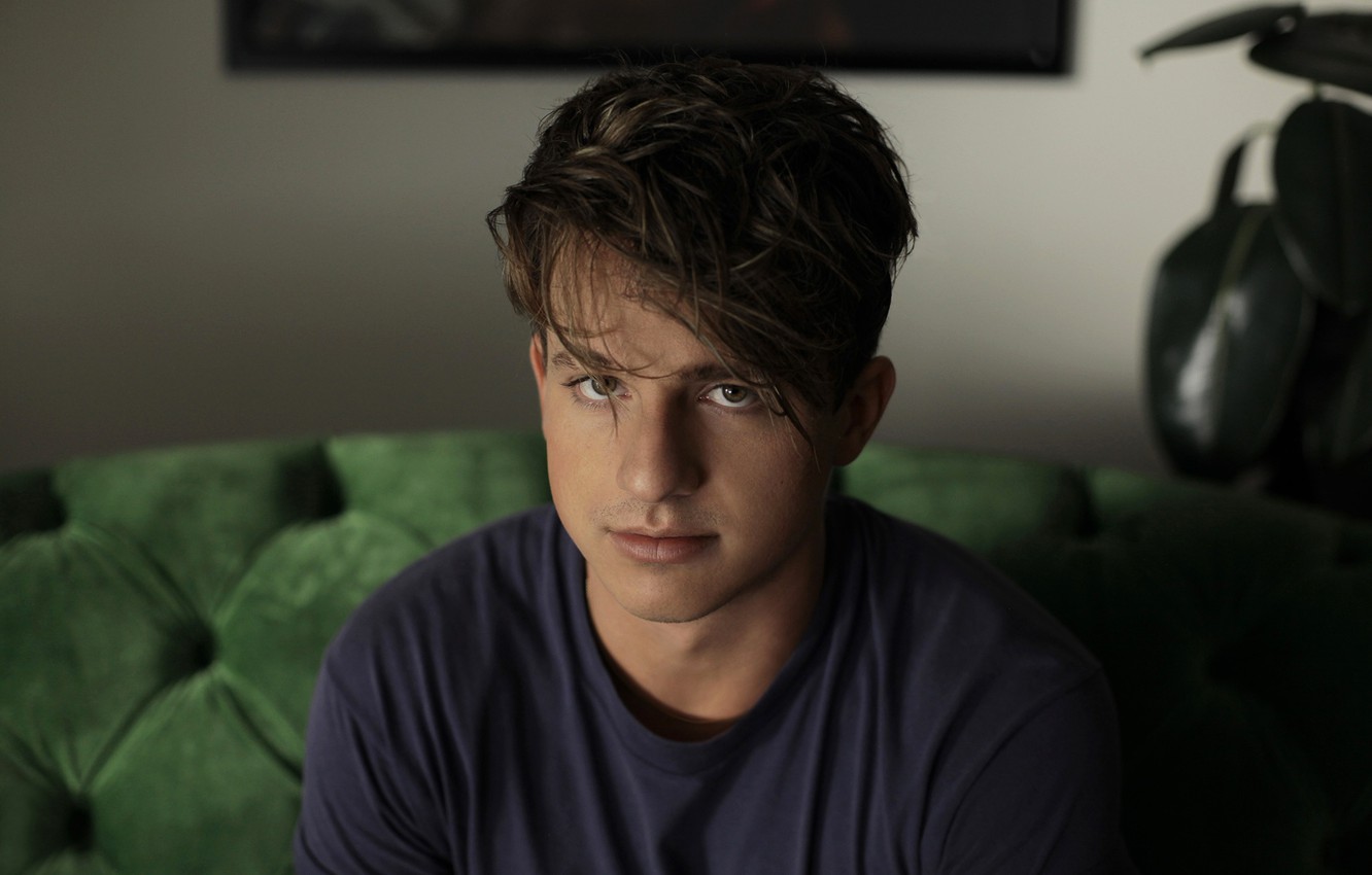 Photo Wallpaper Look, Guy, Charlie Puth - Charlie Puth - HD Wallpaper 