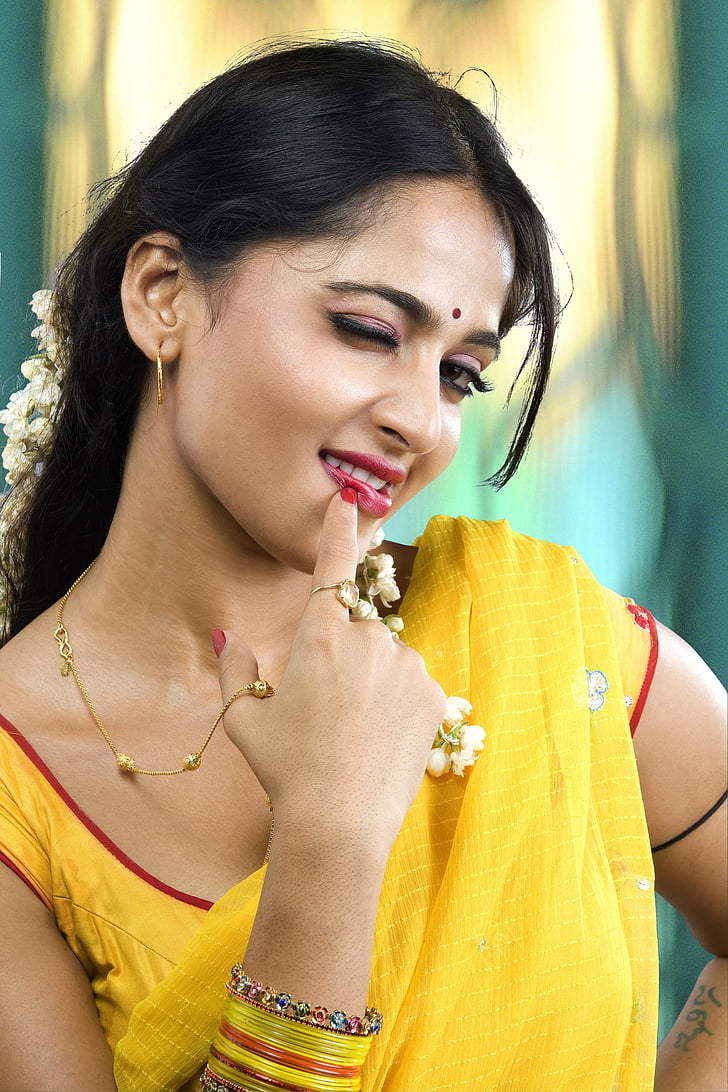 Anushka Shetty In Saree - HD Wallpaper 