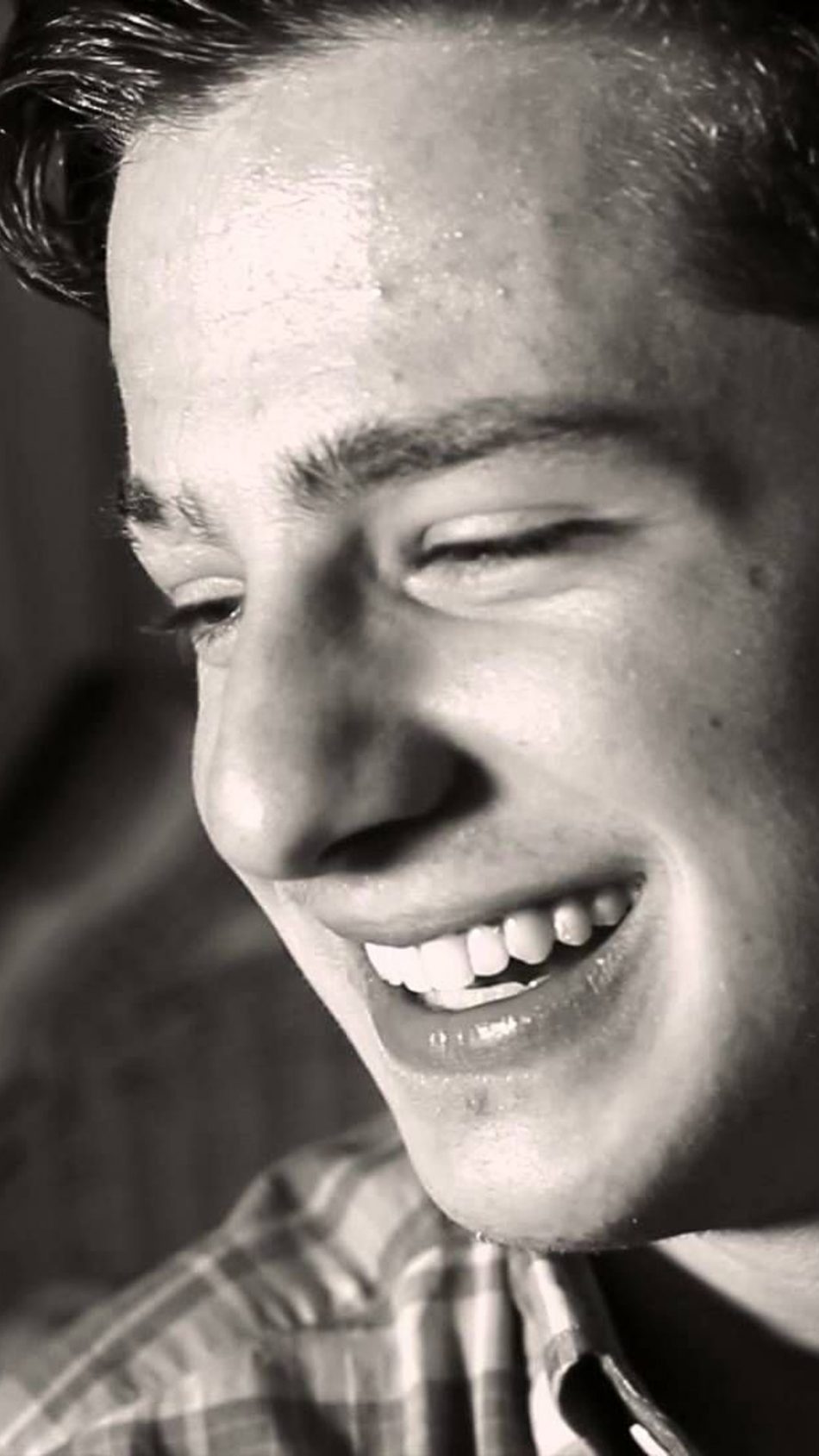 Charlie Puth Smile Hd Mobile Wallpaper - Charlie Puth Images Hd - HD Wallpaper 