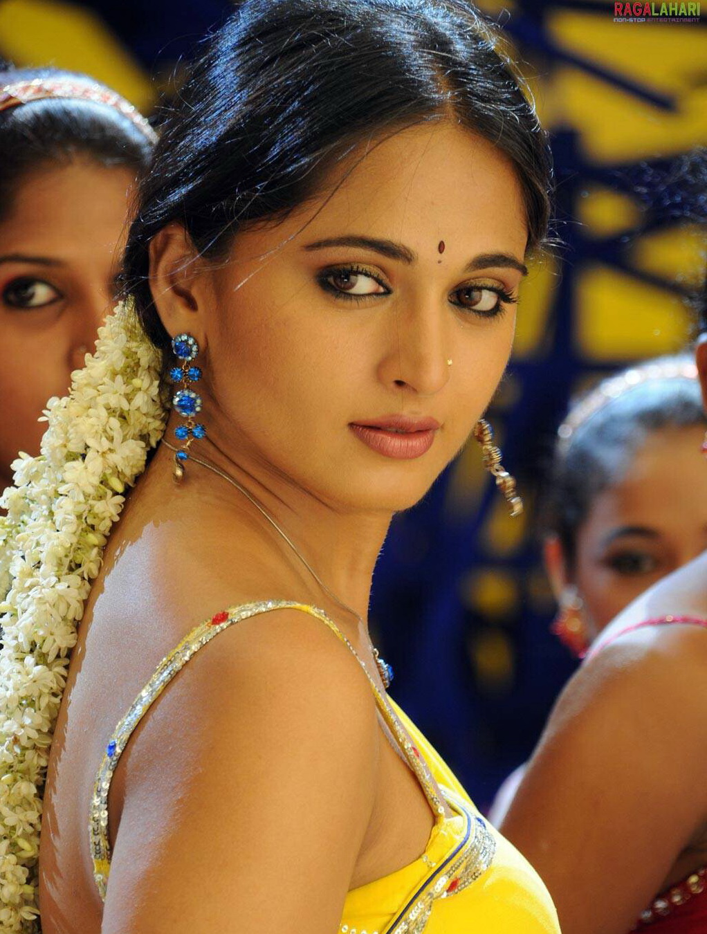 Full Hd Background - Cute Anushka Shetty - HD Wallpaper 