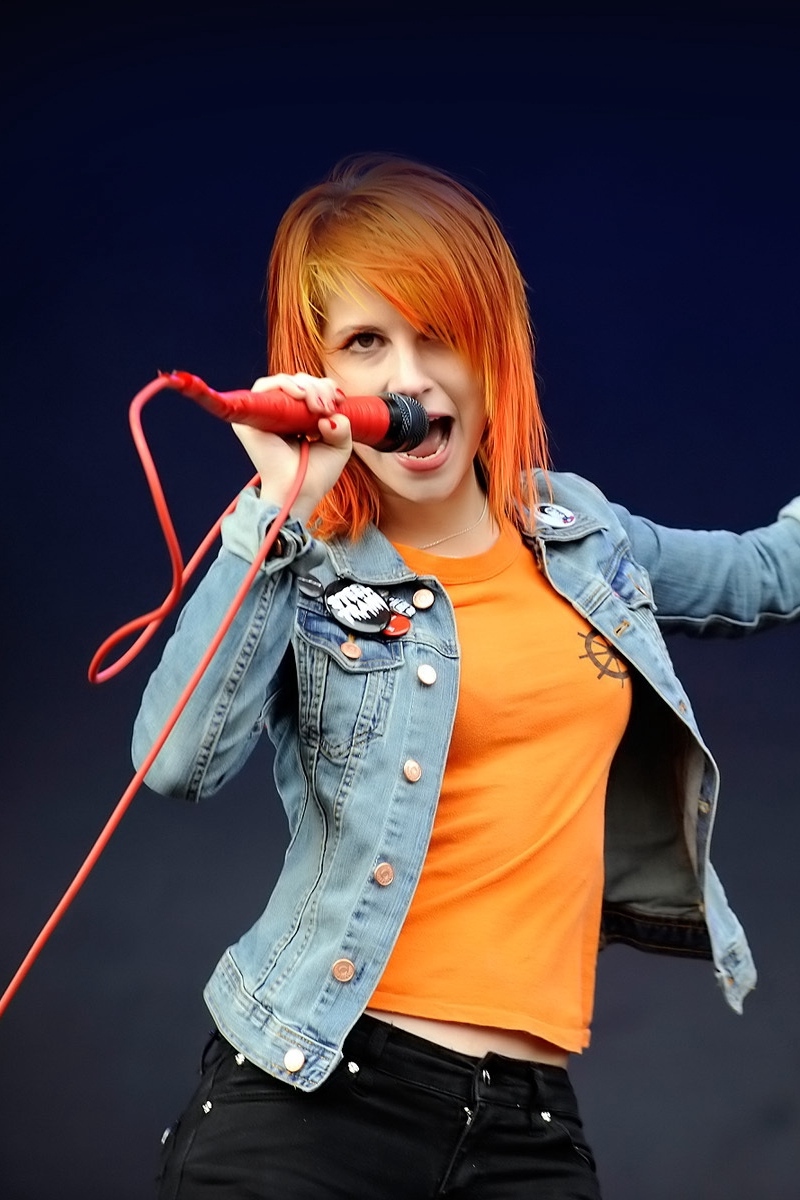Wallpaper Hayley Williams, Microphone, Hand, Jacket, - Hayley Williams Wallpaper Hd Smartphone - HD Wallpaper 