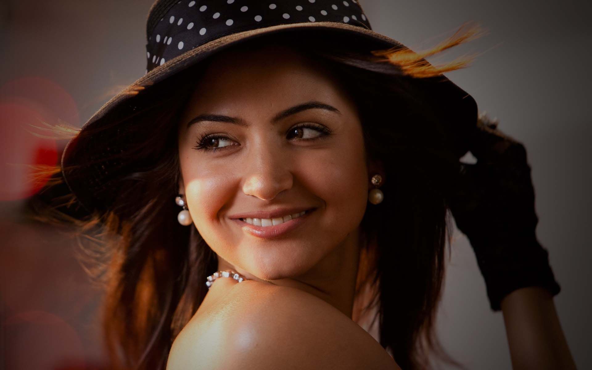 Anuska Sarma Sexy Smile Wallpaper Wallpaper - Anushka Sharma Jiya Jiya Re Song - HD Wallpaper 