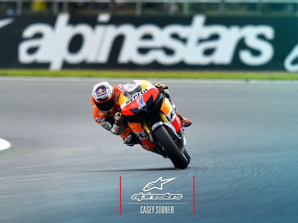 Valentino Rossi Wet Race - HD Wallpaper 