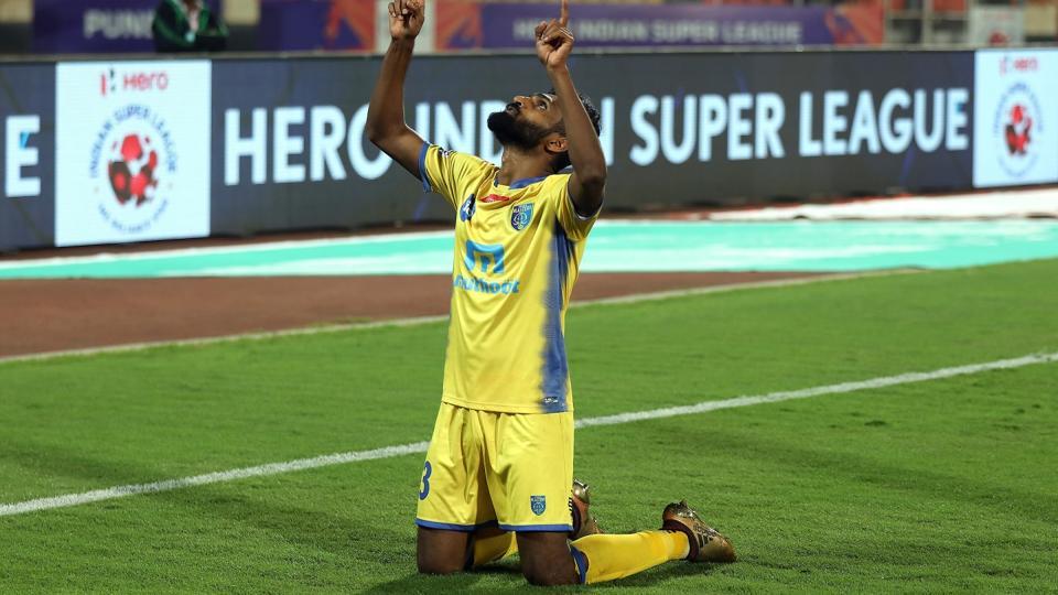 Ck Vineeth Of Kerala Blasters Fc Celebrates After Scoring - Kochi Jawaharlal Nehru Stadium - HD Wallpaper 