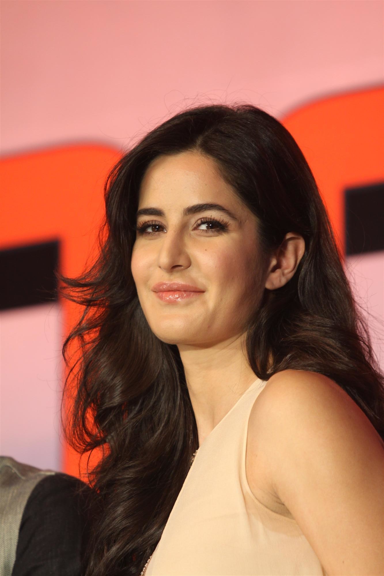 Katrina Kaif Hot And Stylish In Jeans Wallpapers - Katrina Kaif In Sheela Ki - 1333x2000 Wallpaper Katrina Kaif Hot And Stylish In Jeans Wallpapers - Katrina Kaif In Sheela Ki - 1333x2000 Wallpaper