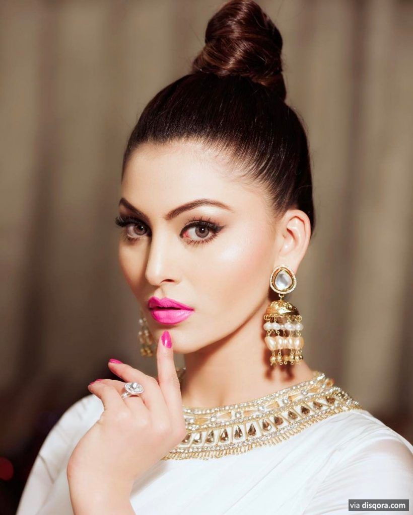 Urvasi Rautela Hair Style - HD Wallpaper 