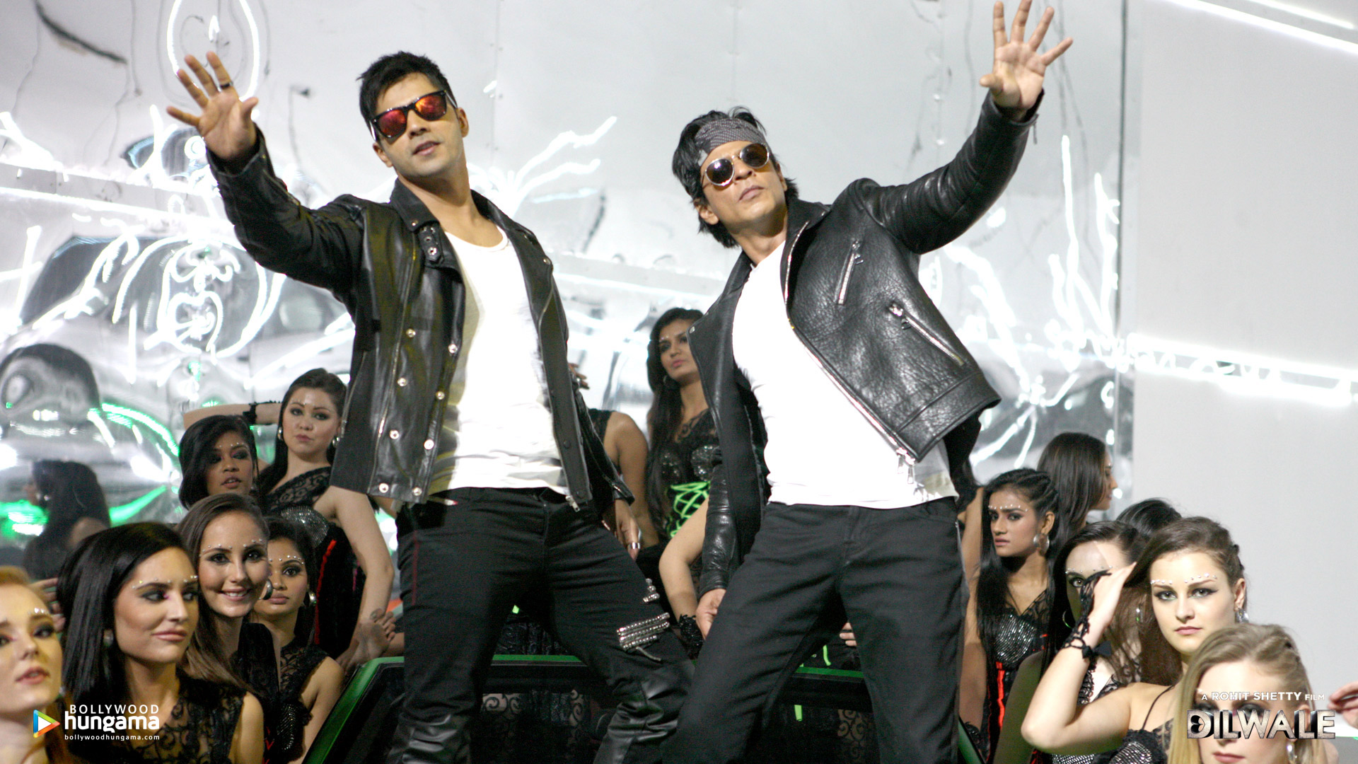 Dilwale - Dilwale 2015 Srk Varun Dhawan - HD Wallpaper 