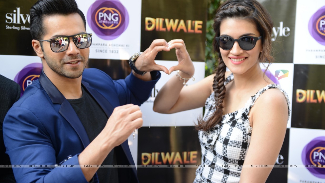 Kriti Sanon Varun Dhawan - HD Wallpaper 