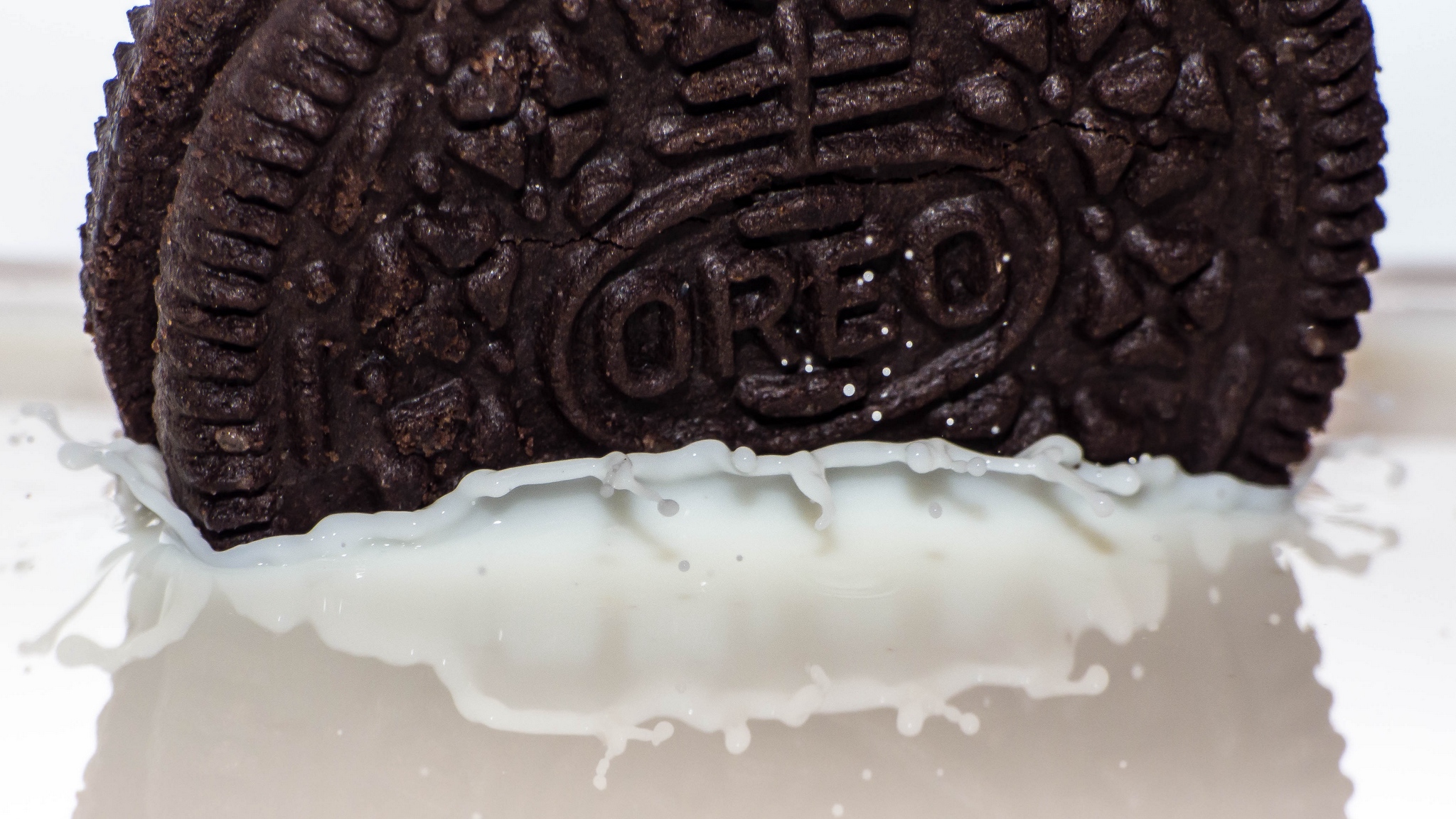 Wallpaper Oreo, Cookie, Milk, Close-up - Oreo Wallpaper 4k - HD Wallpaper 
