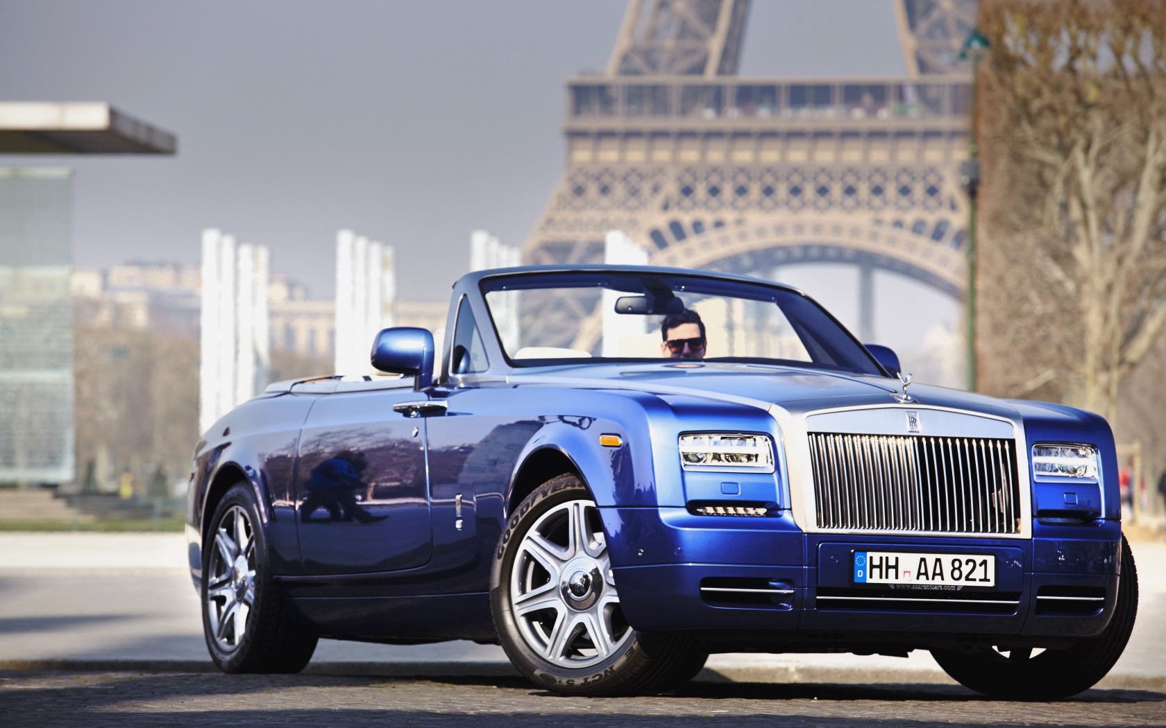 Wallpaper Rolls-royce, Phantom, Convertible, Blue, - Eiffel Tower - HD Wallpaper 