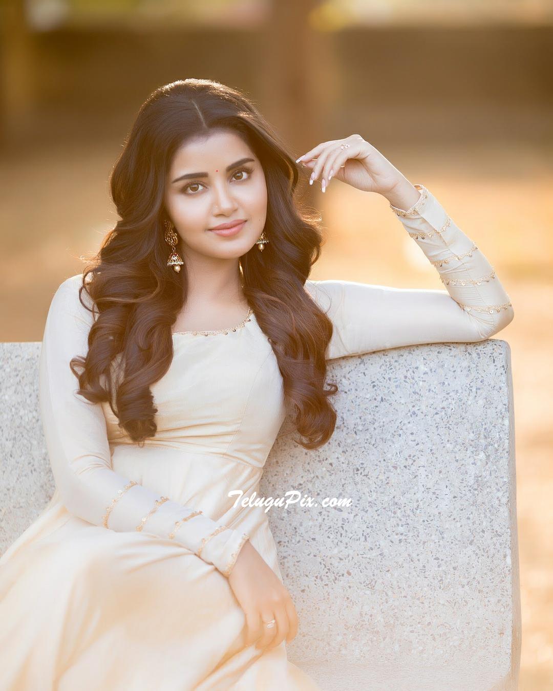 Anupama Parameswaran Hd Photoshoot - Anupama Parameswaran Images Download - HD Wallpaper 