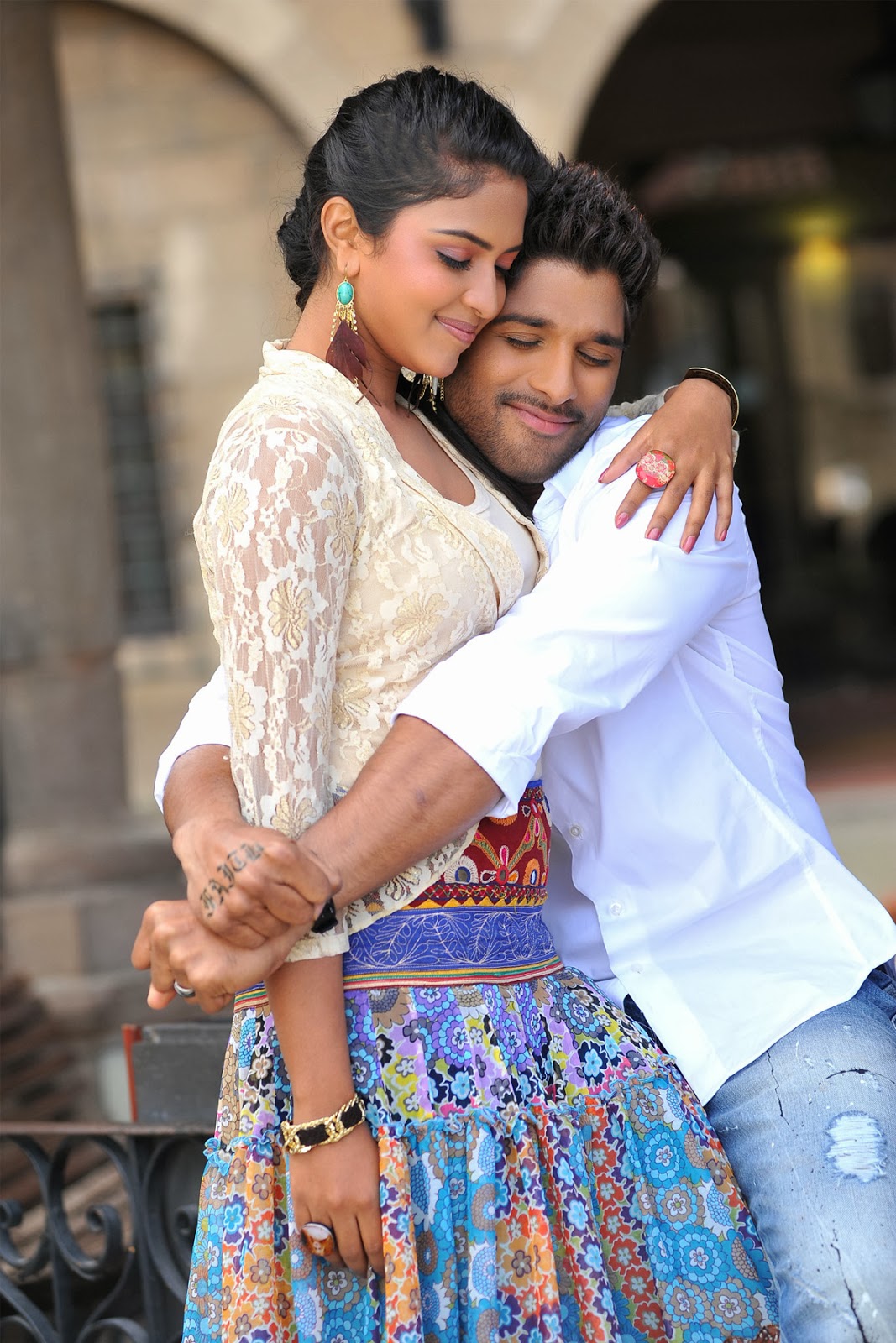 Allu Arjun And Amala Paul - HD Wallpaper 
