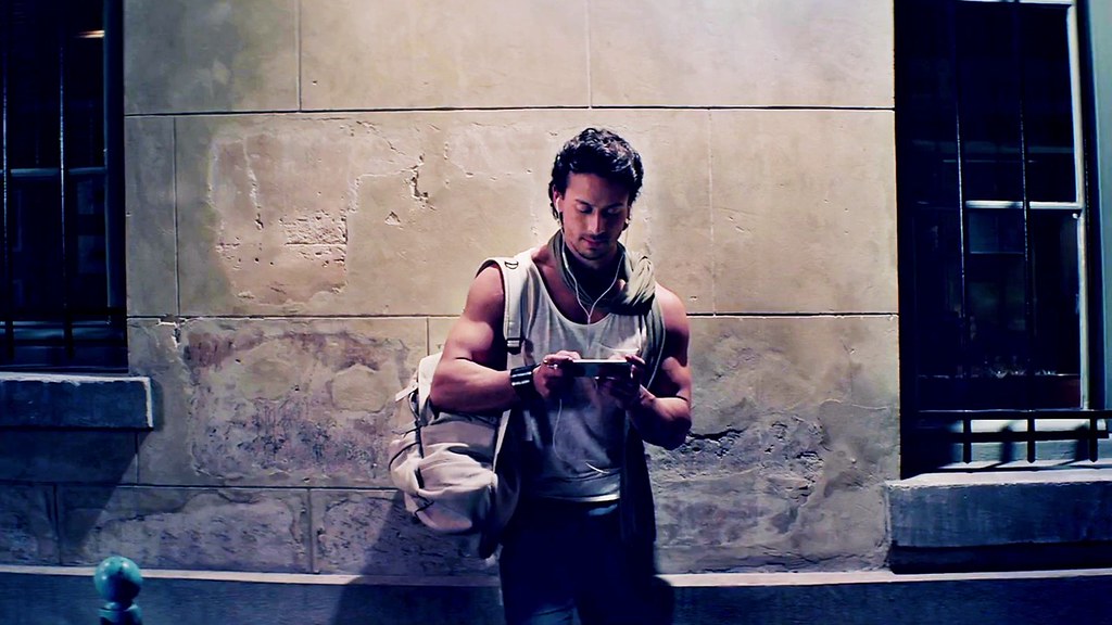 Tiger Shroff On Phone - HD Wallpaper 