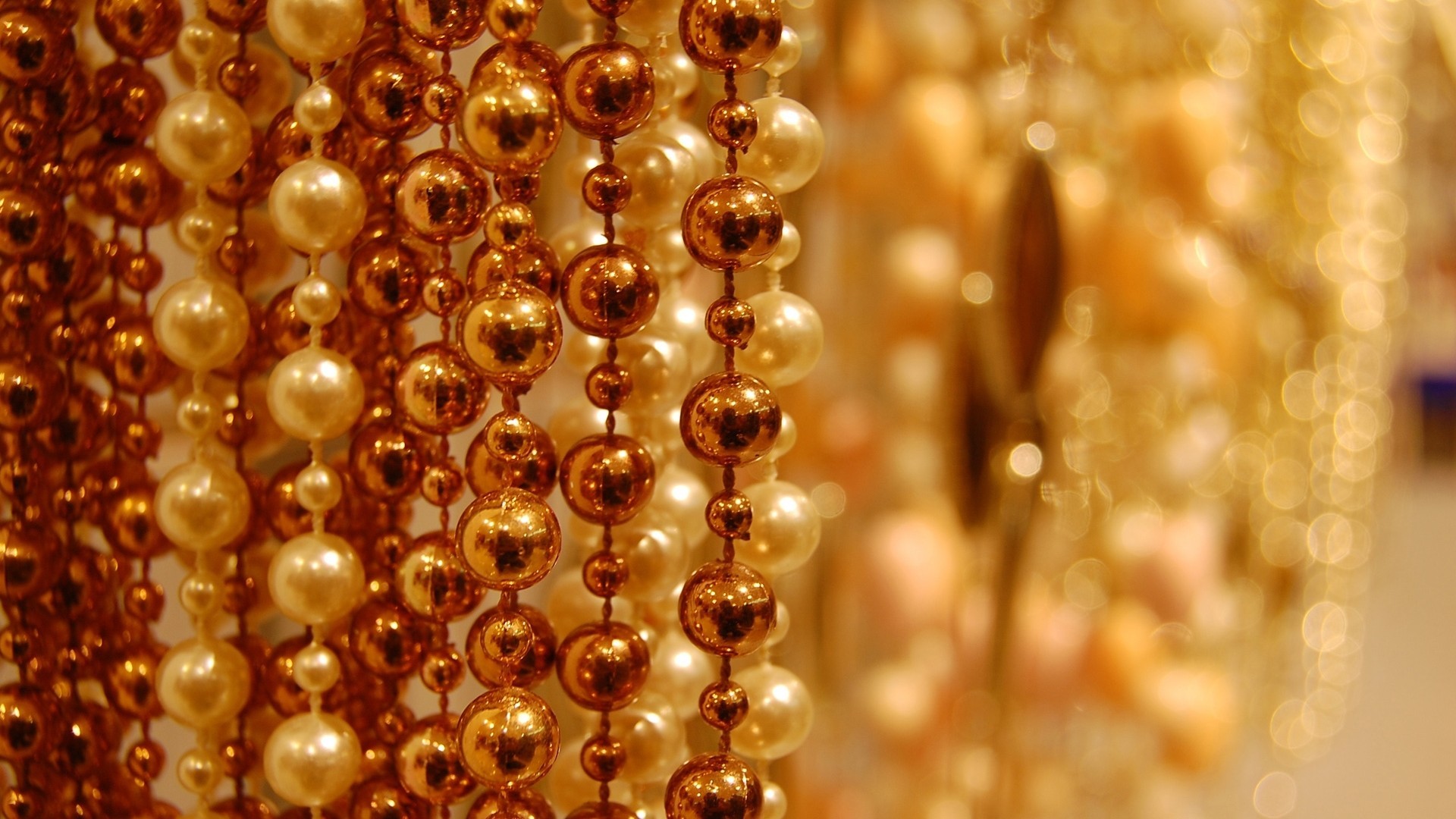 Is A Good Looking Scene Hd Win8 Wallpaper - Golden Beads - HD Wallpaper 