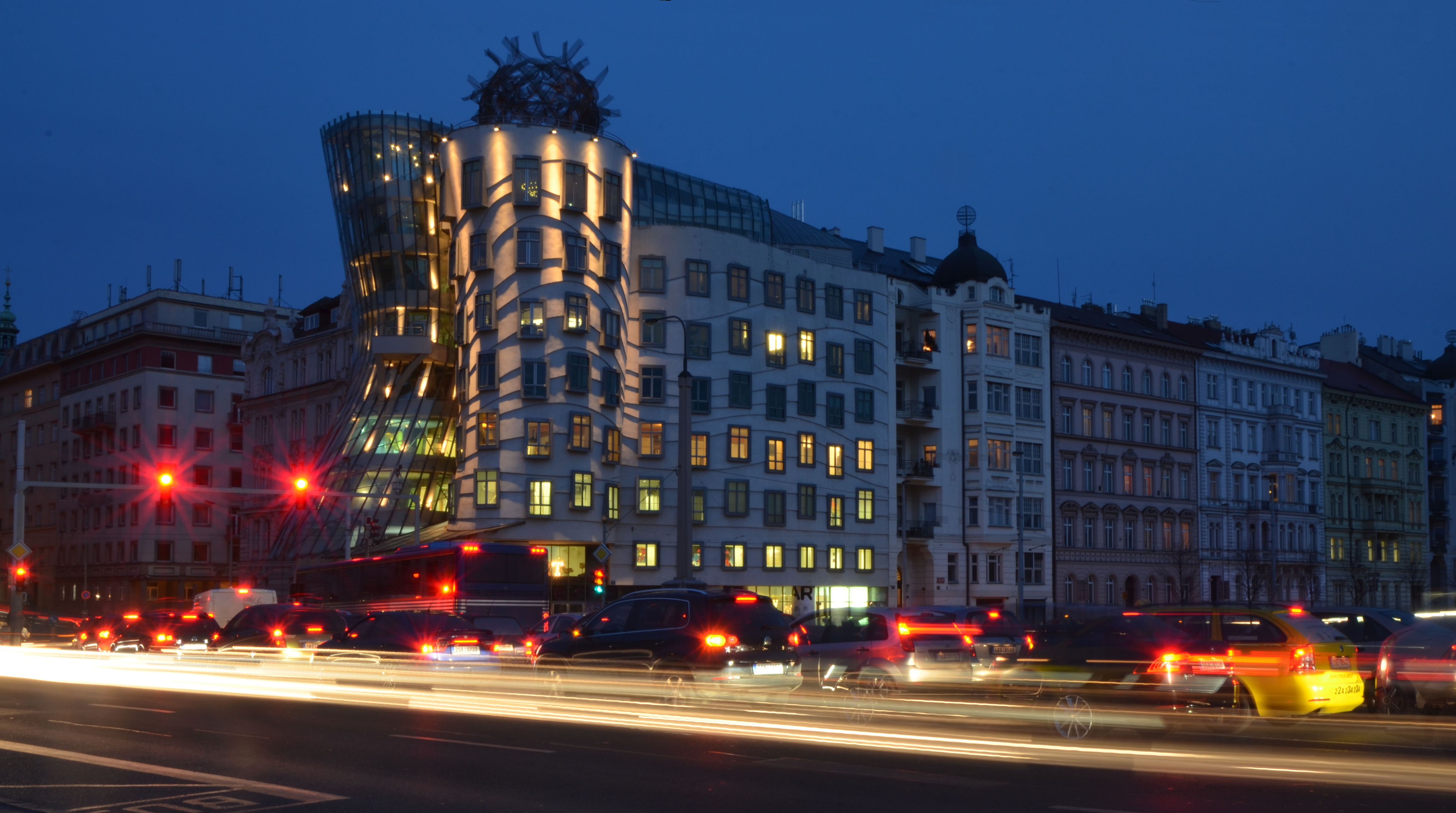 Dancing House - Golden Angel - HD Wallpaper 