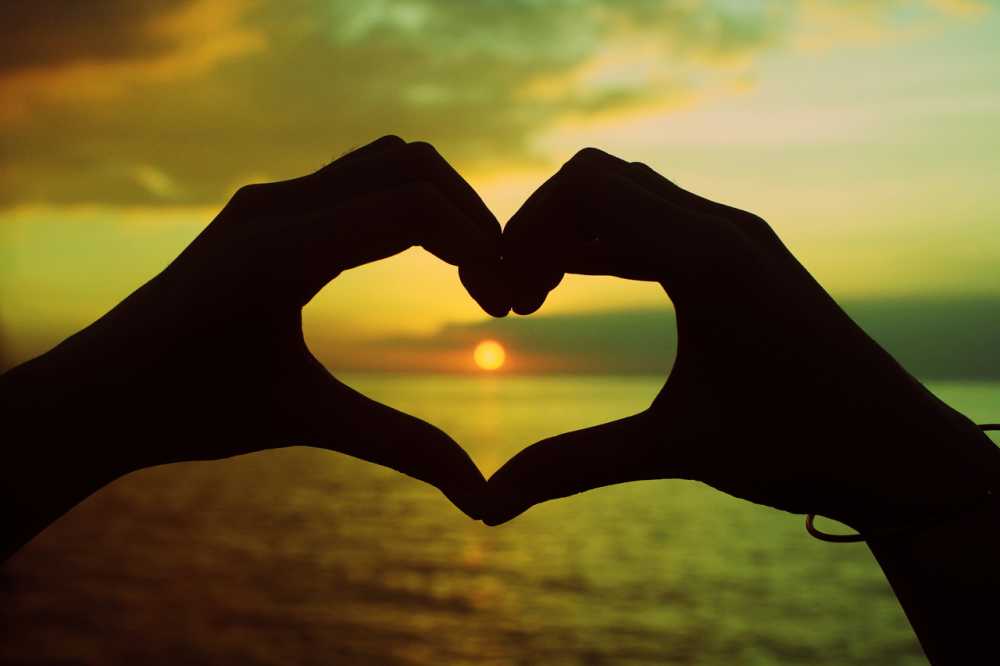 Heart Making Hand - HD Wallpaper 