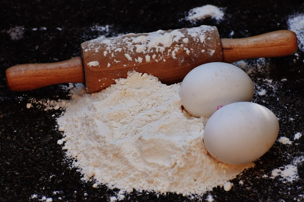 2 White Eggs Flour And Wooden Dough Roll Preview - Rouleau Patisserie Oeuf - HD Wallpaper 