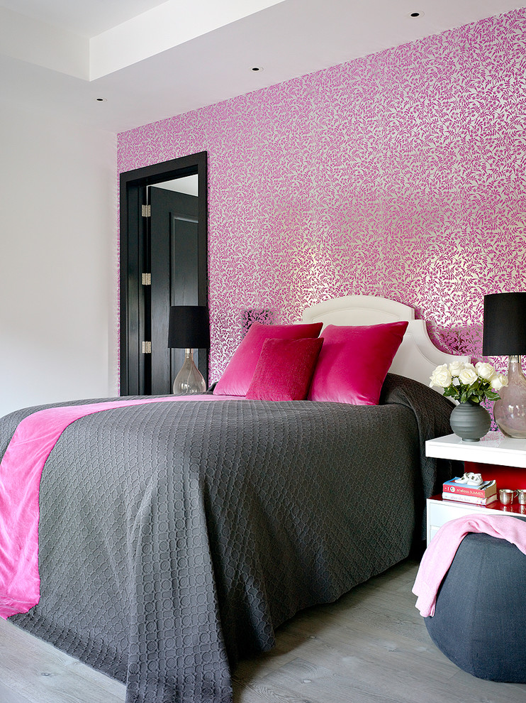 Pink Flower Wallpaper With Throw Decorative Pillows - Różowe Dodatki Do Sypialni - HD Wallpaper 