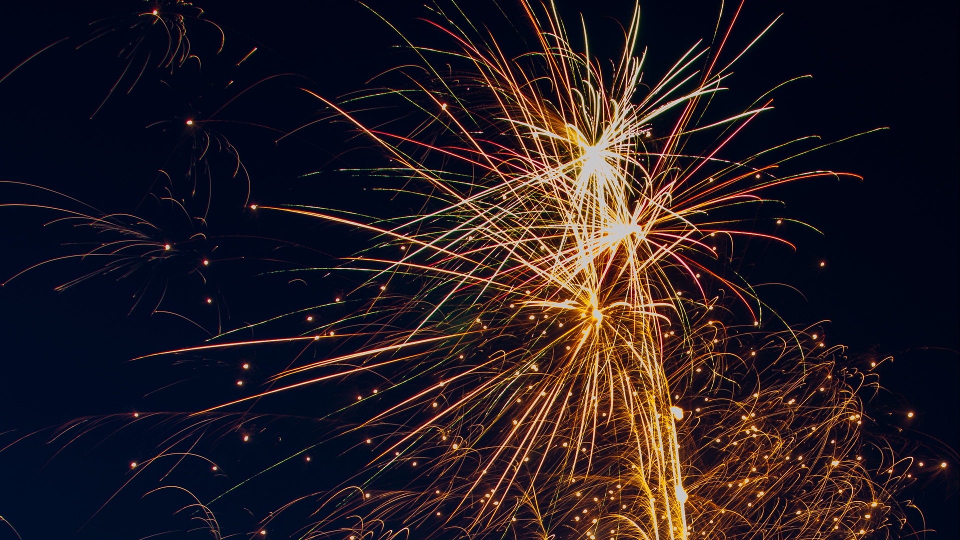Wallpaper Salute, Fireworks, Celebration, Sparks, Night - HD Wallpaper 