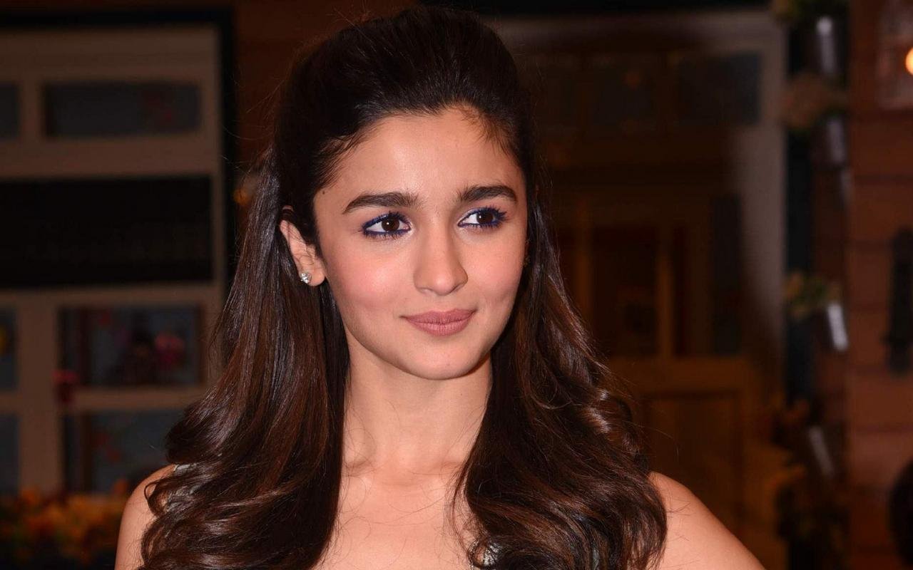 R Print Beautiful Actress Alia Bhatt Hd Wallpaper Multicolor - Alia Bhatt Curly Hairstyle - HD Wallpaper 