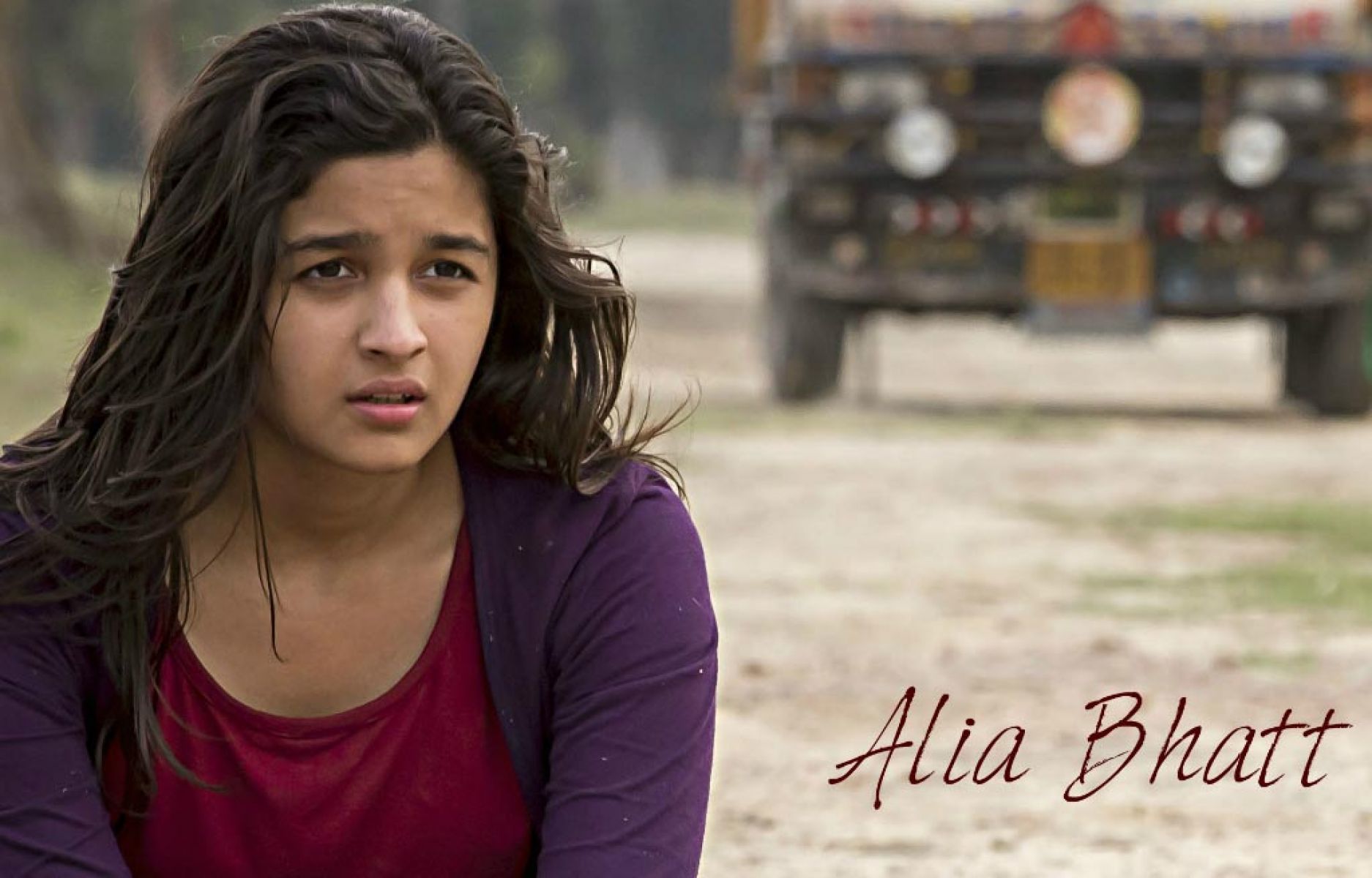 Alia Bhatt 8 Wallpaper - Alia Bhatt Highway - HD Wallpaper 