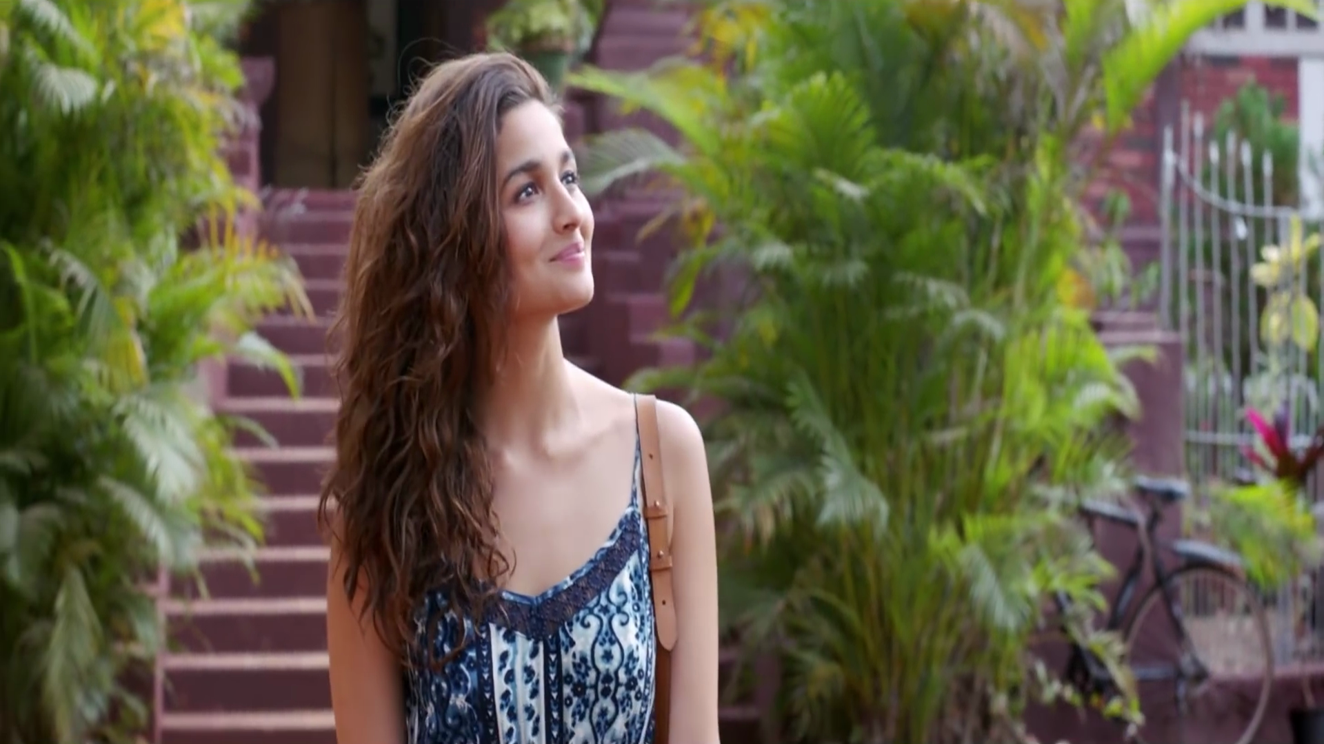 Actress Alia Bhatt Dear Zindagi Film Hd Wallpapers - Dear Zindagi Wallpaper Hd - HD Wallpaper 