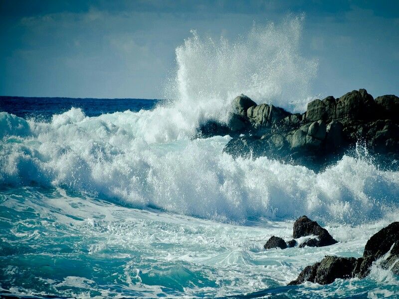 Waves Crashing Against Rocks - HD Wallpaper 