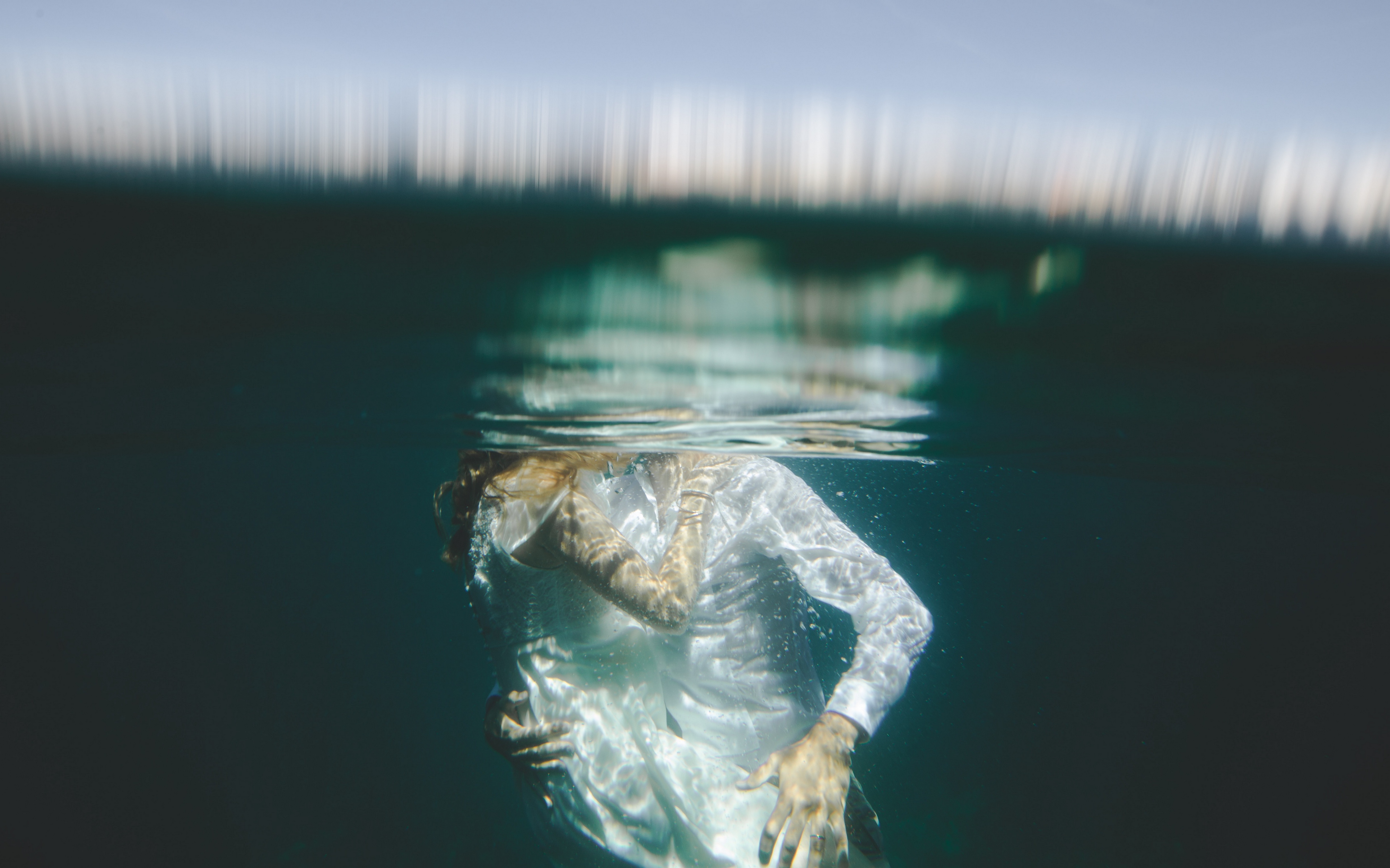Wallpaper Couple, Under Water, Newlyweds, Love - Woman Under Com Water - HD Wallpaper 