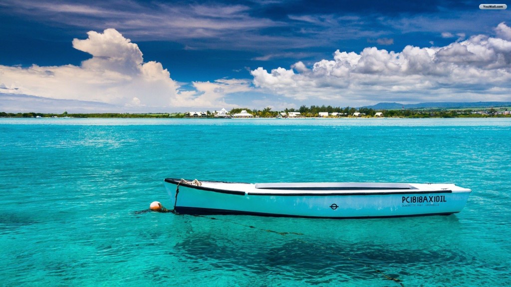 Boat In Tropical Water - HD Wallpaper 