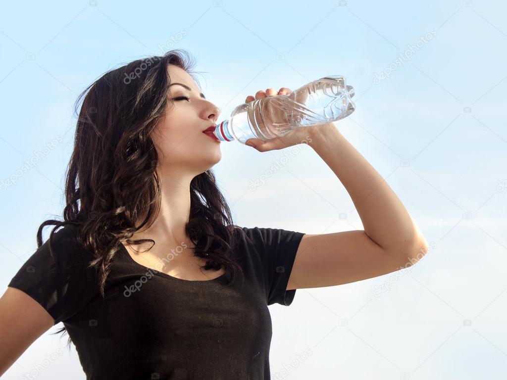 Girl Drinking Water - HD Wallpaper 