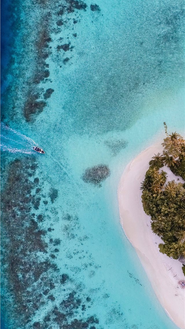 Aerial Photo Of Boat Moving Towards The White Isla - Iphone Xs Max Wallpaper Underwater - HD Wallpaper 