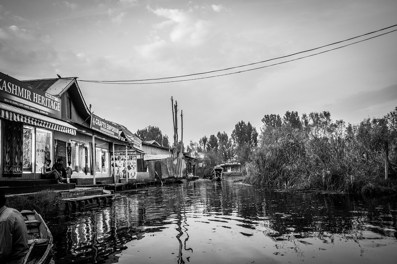 Scene Water Dal Lake Free Photo - Blsck & White Kashmir - HD Wallpaper 