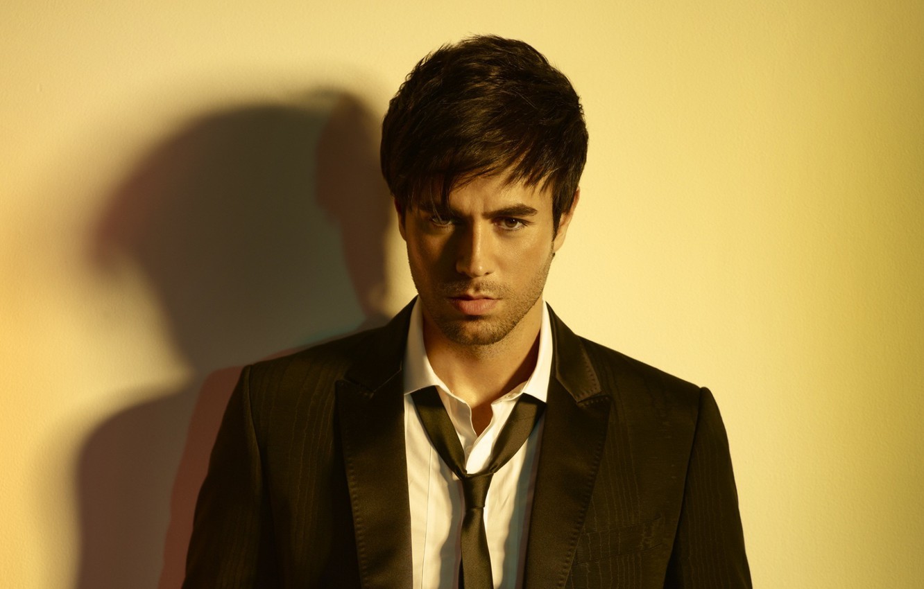 Photo Wallpaper Look, Tie, Actor, Shirt, Singer, Enrique - Enrique Iglesias - HD Wallpaper 