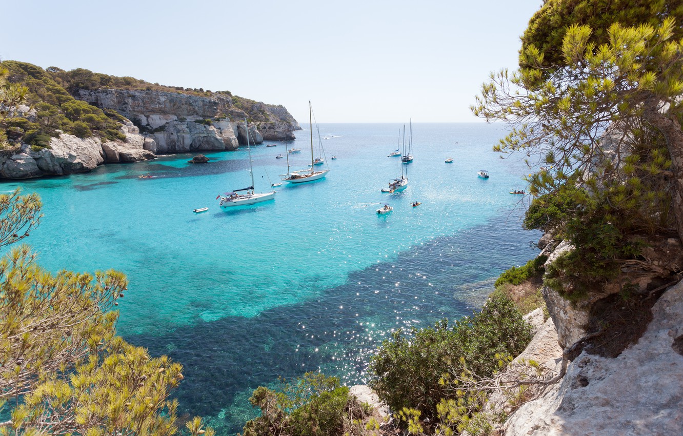 Photo Wallpaper Ocean, Rocks, Sailboat, Crystal Clear - Fond Ecran Mer Mediterranee - HD Wallpaper 