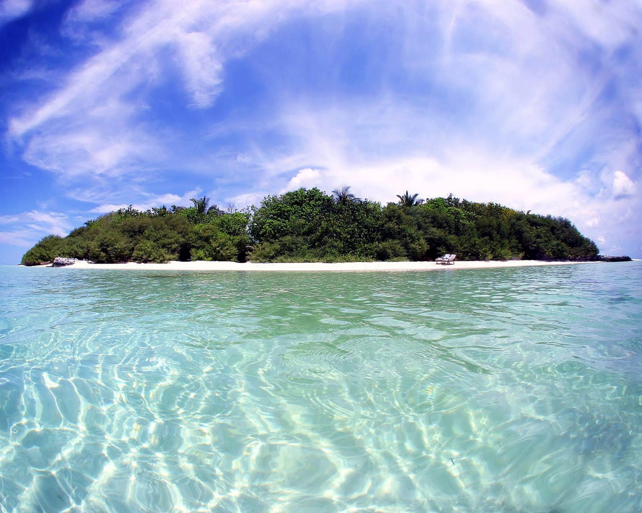 Clear Water Wallpaper - HD Wallpaper 