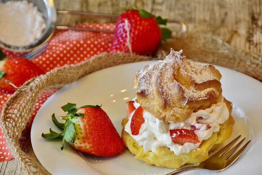 Strawberry Shortcake On Plate, Cream Puff, Strawberries, - シュークリーム フリー - HD Wallpaper 