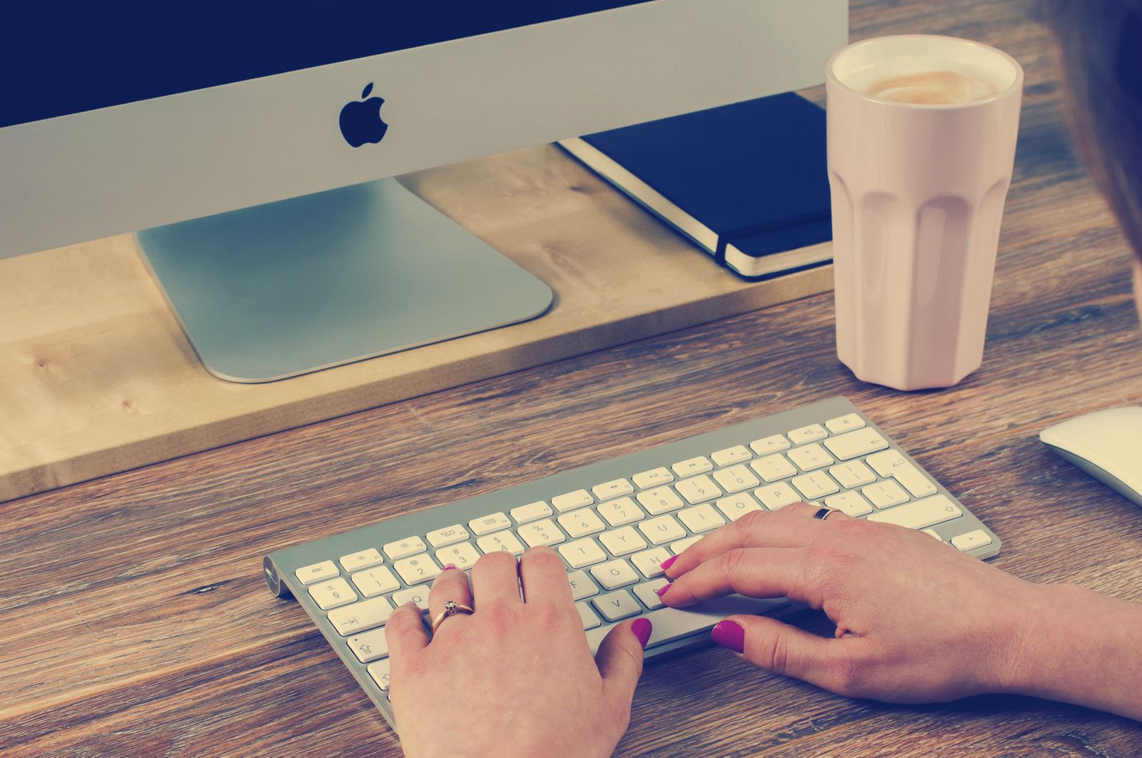 Woman Coffee Apple Wallpaper - Typing On Mac Keyboard - HD Wallpaper 