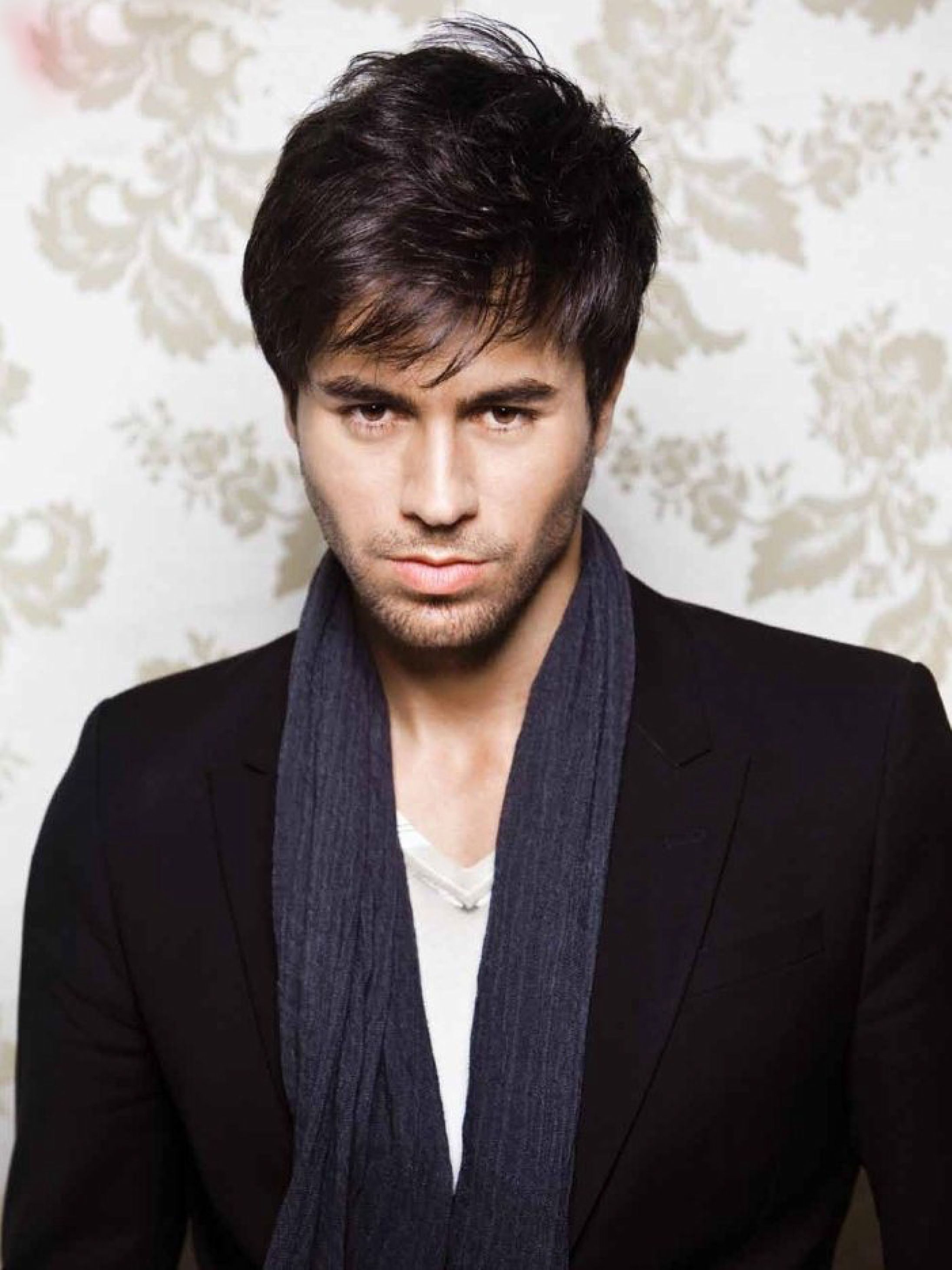 Enrique Iglesias 2012 - HD Wallpaper 