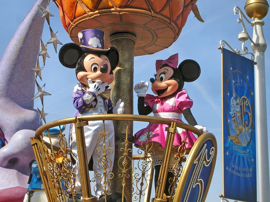 Minnie Mouse And Mickey Mouse In Disneyland, Paris, - Disneyland Paris - HD Wallpaper 