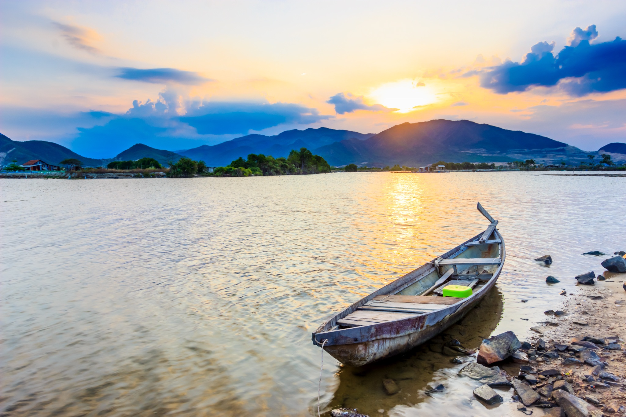 Boat And River Sea - HD Wallpaper 