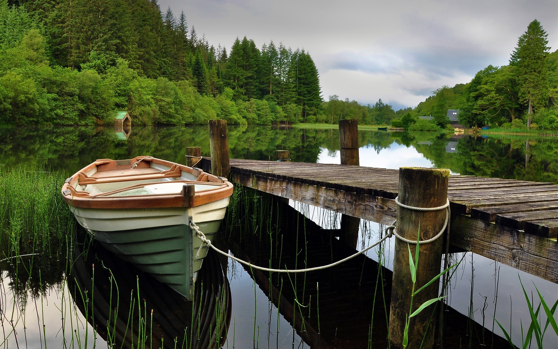 Boat In Lake - HD Wallpaper 