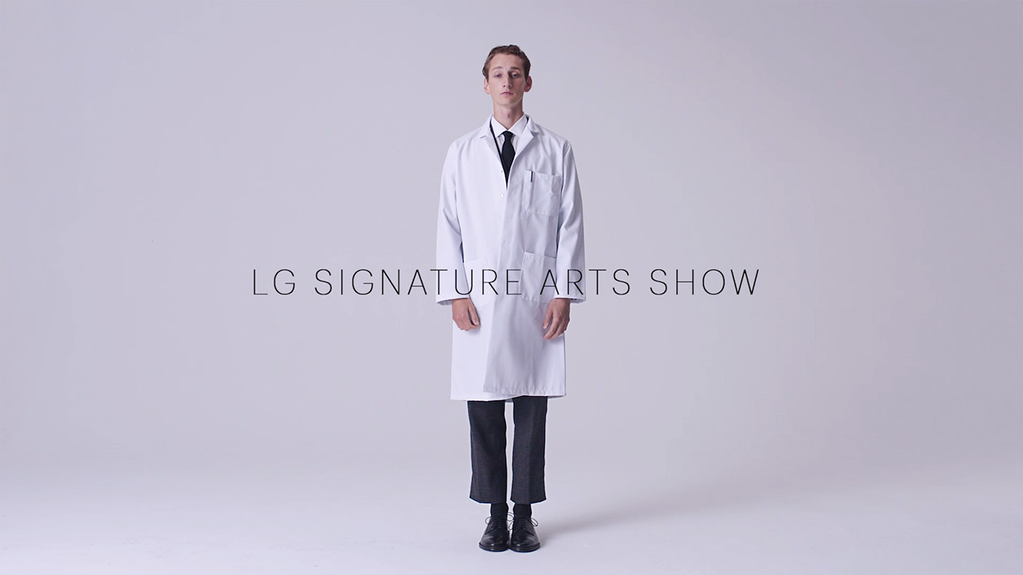 A Model Is Standing For Explaining Lg Signature Products - Overcoat - HD Wallpaper 