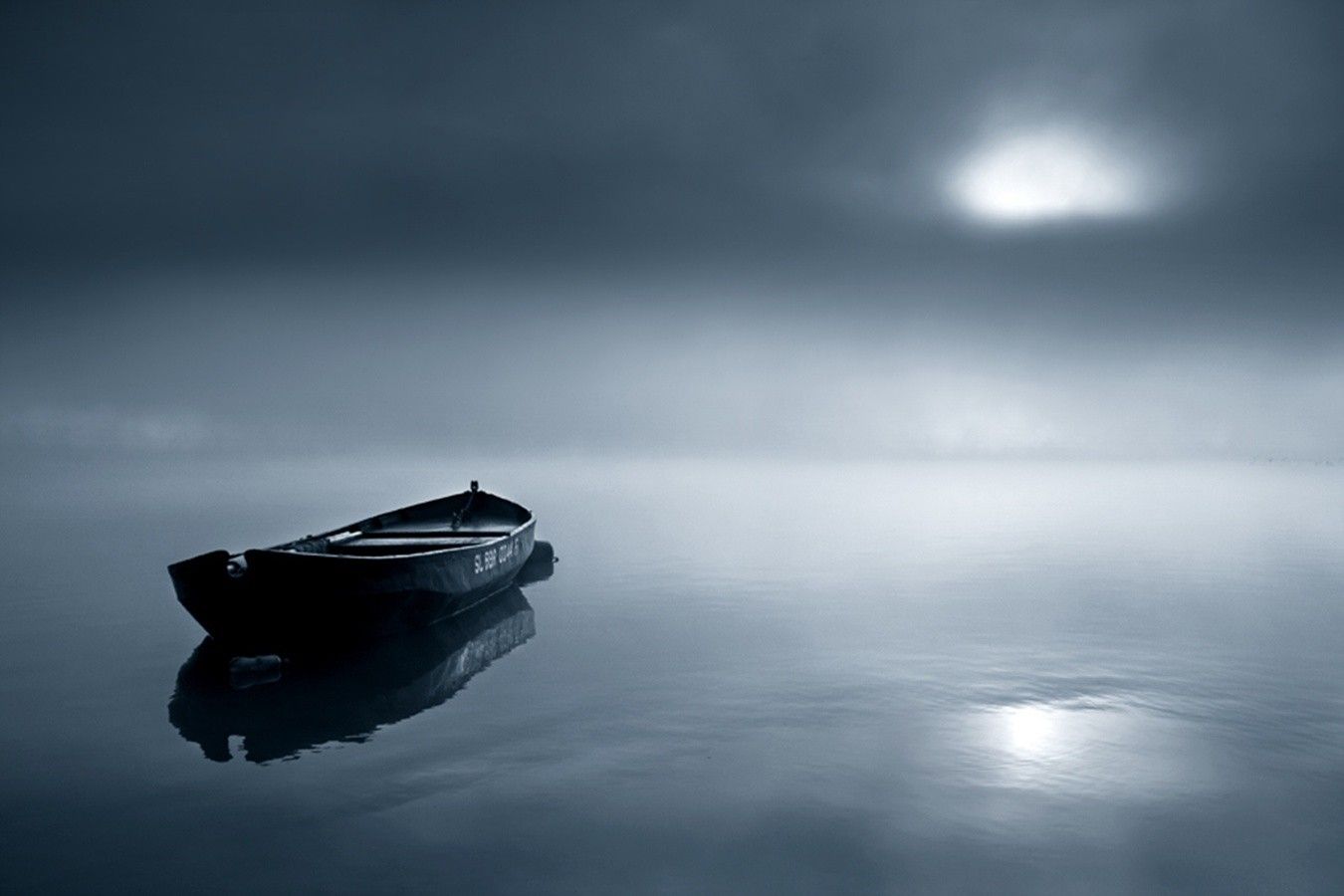 Boat On Lake At Night - 1350x900 Wallpaper 