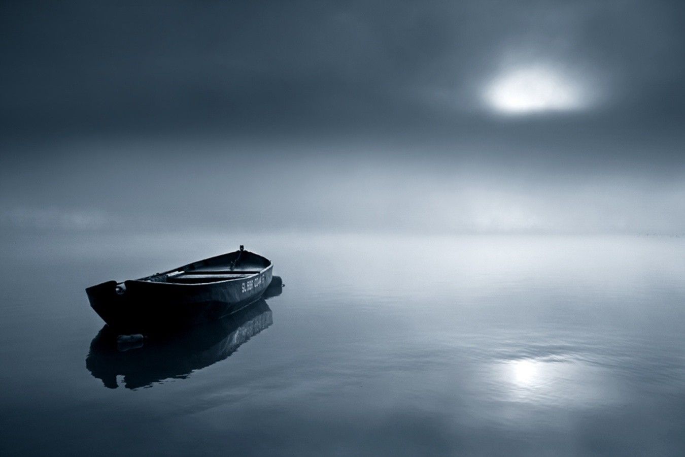 Boat On Lake At Night - 1350x900 Wallpaper Boat On Lake At Night - 1350x900 Wallpaper