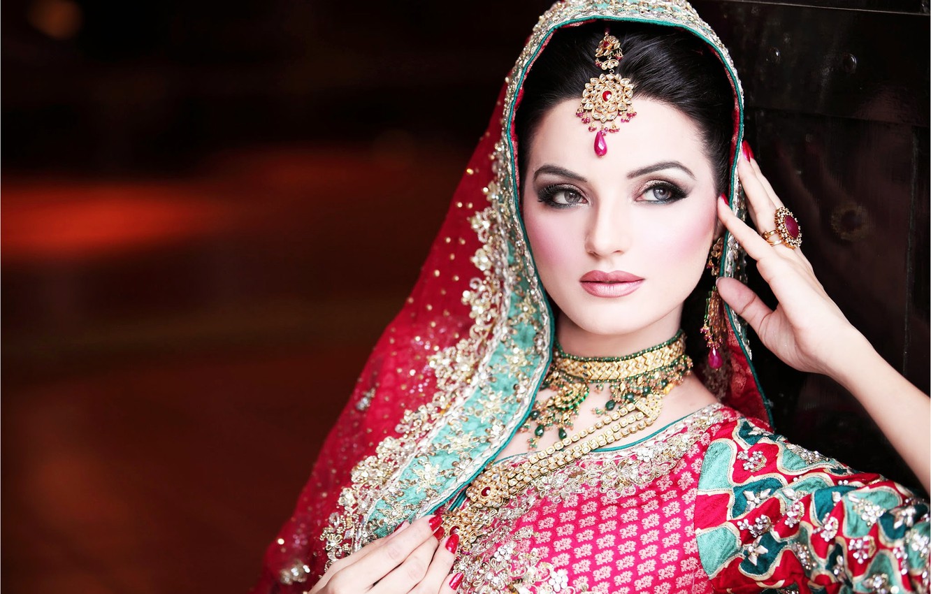 Photo Wallpaper Girl, Woman, Indian, Wedding Makeup, - Model For Beauty  Parlour - 1332x850 Wallpaper 