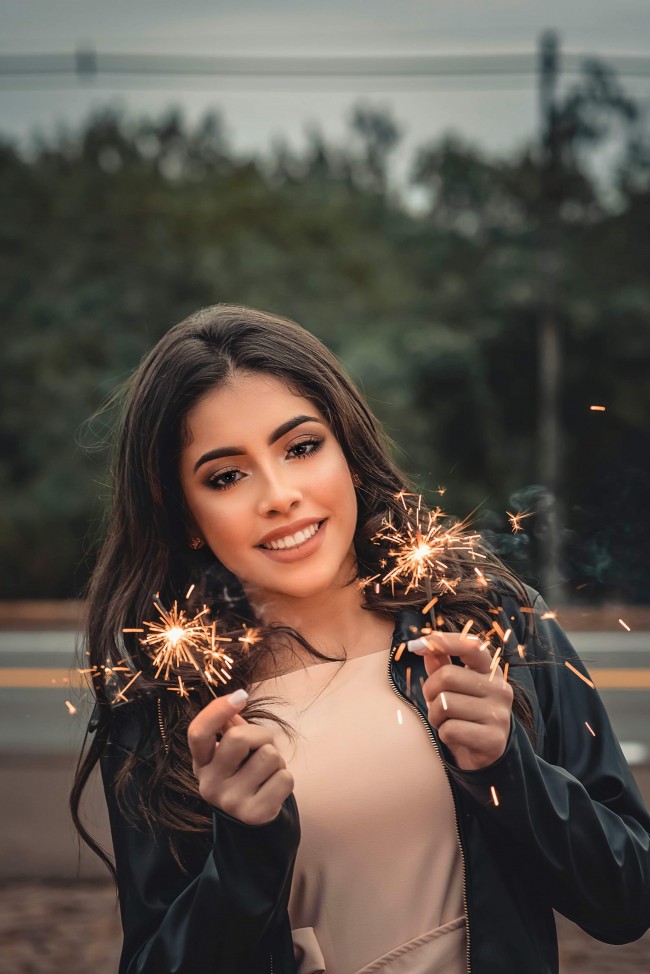 Pretty Woman, Sparklers, Smiling, Brunette, Jacket - Girl - HD Wallpaper 