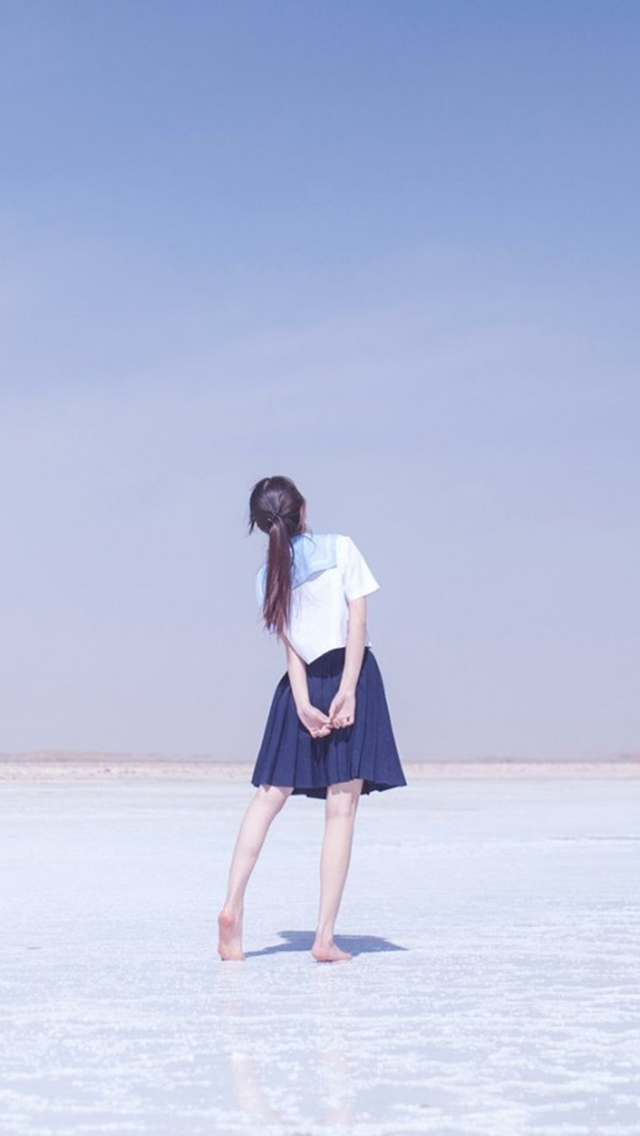 Pure Clear Sunshine Girl Back Ocean Beach Iphone Wallpaper - Aesthetic Girl Wallpapers Hd - HD Wallpaper 