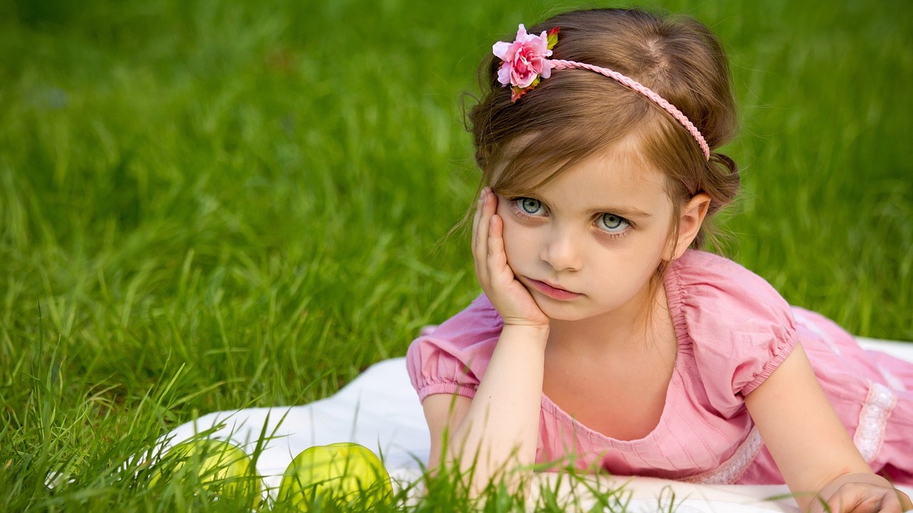 Girl Grass Nature Free Photo - صور اطفال بجودة عاليه - HD Wallpaper 